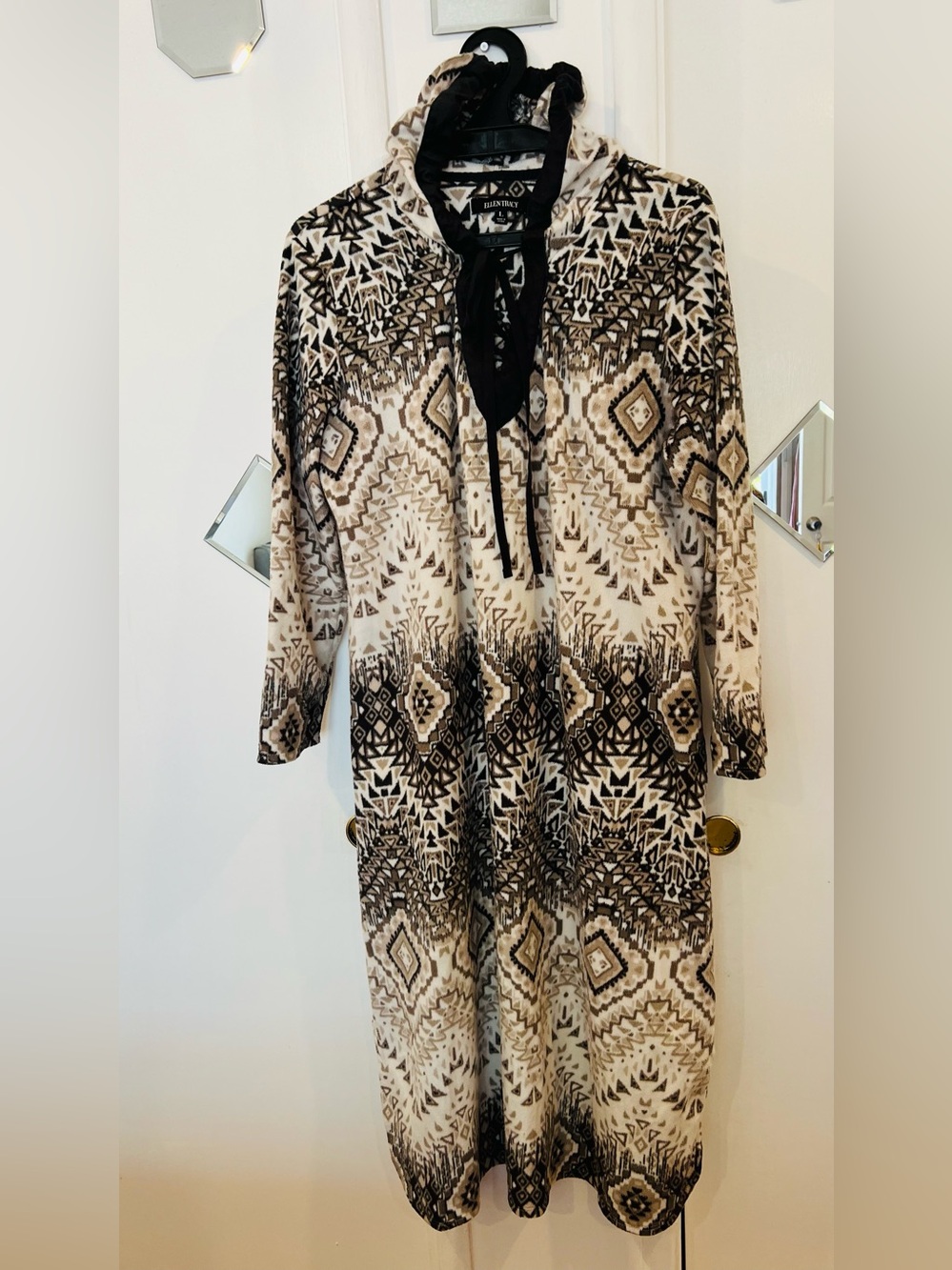 Geometric Tie-Neck Tunics Ellen Tracy sleepwear Dress in Black and Cream
Size L